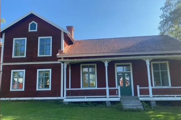 I Rossbol har man nyttjat byapengen till en del av renoveringen av föreningshusets vackra gamla fönster. (Foto: Malin Ekström).