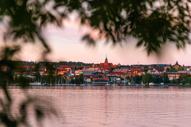 Ett rosa skimmer över Östersund och Storsjön