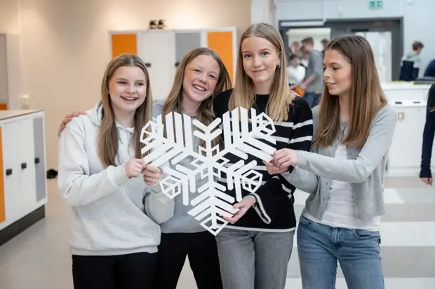 fyra skolelever håller i ett Östersundshjärta
