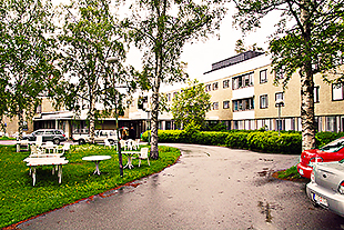 En ljus trevåningsbyggnad i tegel.