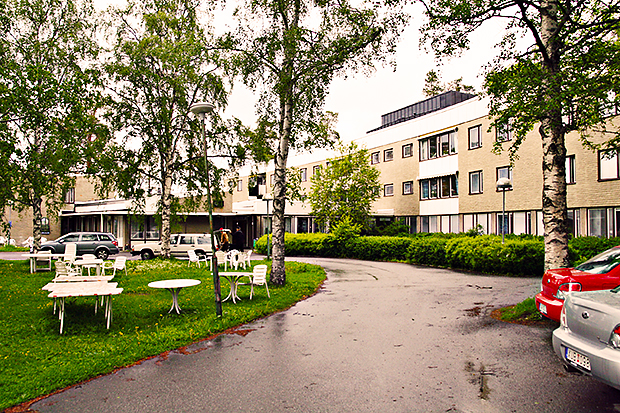 Ljus trevåningsbyggnad i tegel.