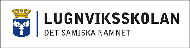 Vit skylt med kommunvapnet till vänster, ett avskiljande profilblått streck och sedan texten "Lugnviksskolan" i svart på både svenska och sydsamiska.