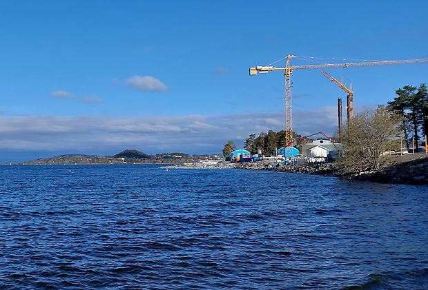 Byggkran, Frösön i bakgrunden och bojar på vattnet
