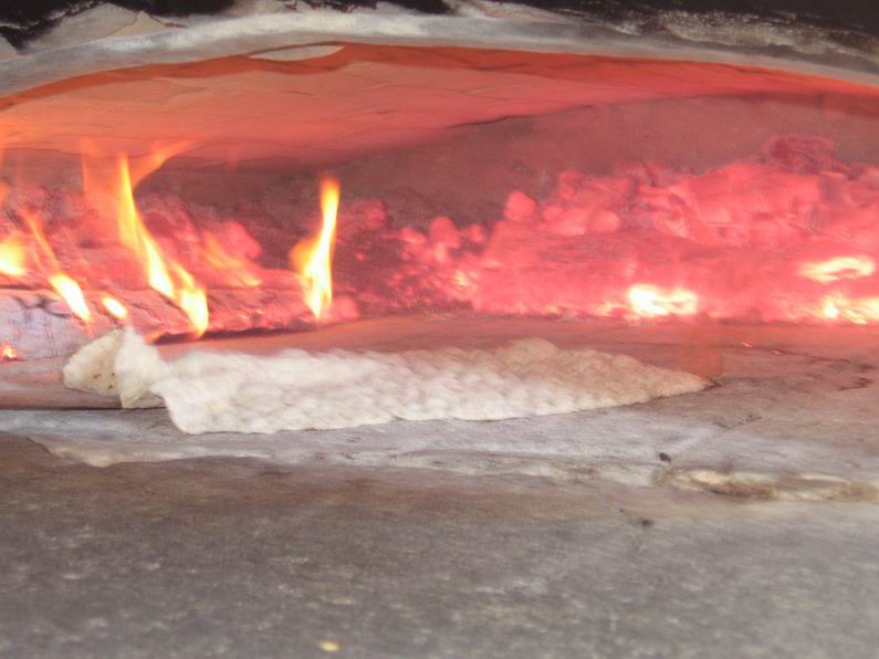 tunnbröd i vedeldad ugn