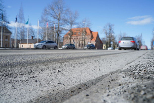 Grus på Rådhusgatan med bilar i bakgrunden.