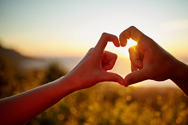 Händer formar hjärta