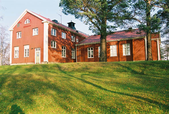 Lugnet 7, hus 81.Rött trähus i två våningar med vita fönster och spröjs. 