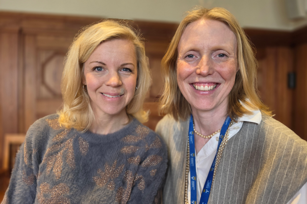 Rosi Hoffer och Liselotte Granlöv kollar leende in i kameran.