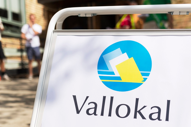 bild på en skylt där det står Vallokal
