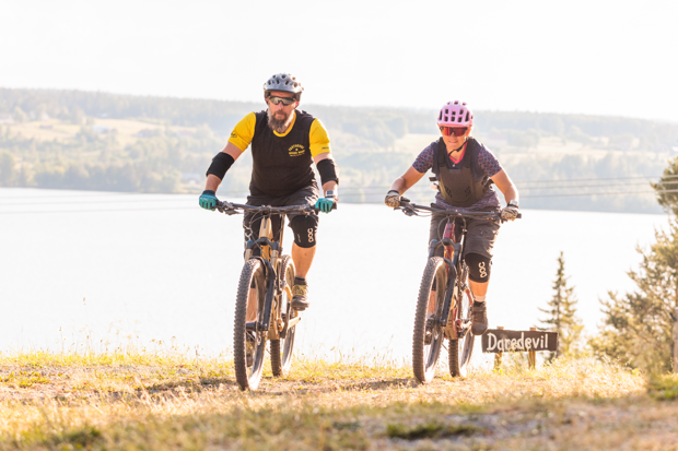 Elcykel parkerad i skogen.