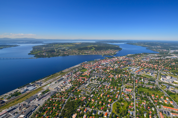 Flygfoto över Östersund, Frösön och Oviksfjällen.