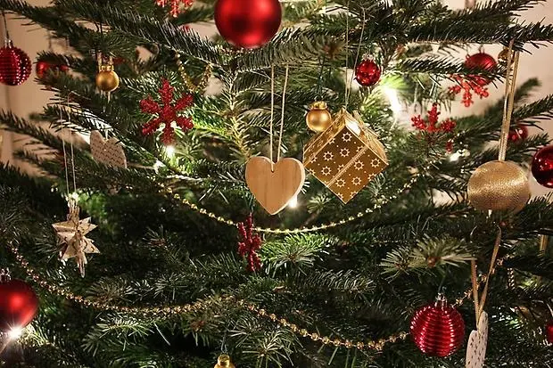 Julgran med pynt