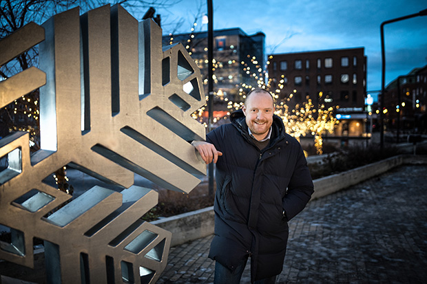 Niklas Daoson står vid kommunens symbol på Stortorget.