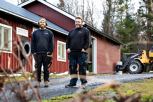 Två män i arbetskläder.