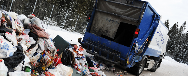 Sopbil tippar sopor på Gräfsåsen