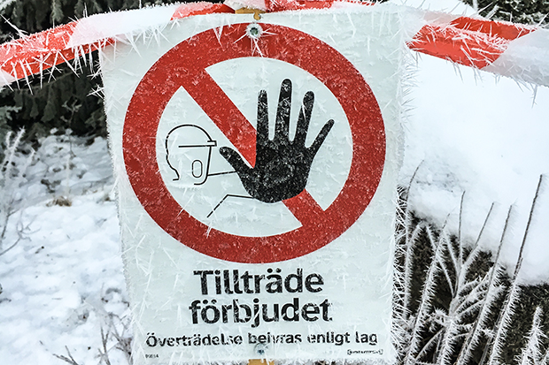 En skylt utomhus som säger Tillträde förbjudet