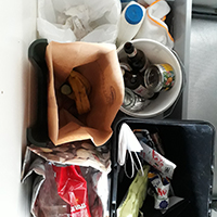 En påse med plastförpackningar i, en hink med pappersförpackningar, en papperspåse för matavfall, en hink med konservburk och glasflaska, en hink med plastpåse i. Allt syns uppifrån och står i en kökslåda.