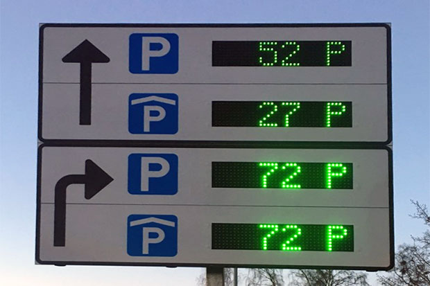 Skylt som visar lediga parkeringsplatser
