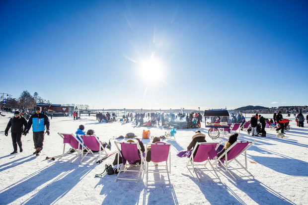 Solstolar och strålande solsken på isen