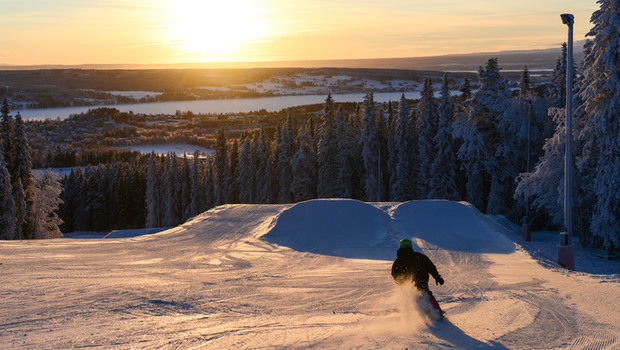 Skidåkare på väg mott hopp i backen