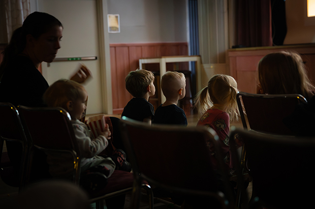 bild på barn som sitter på stolar och tittar på bio