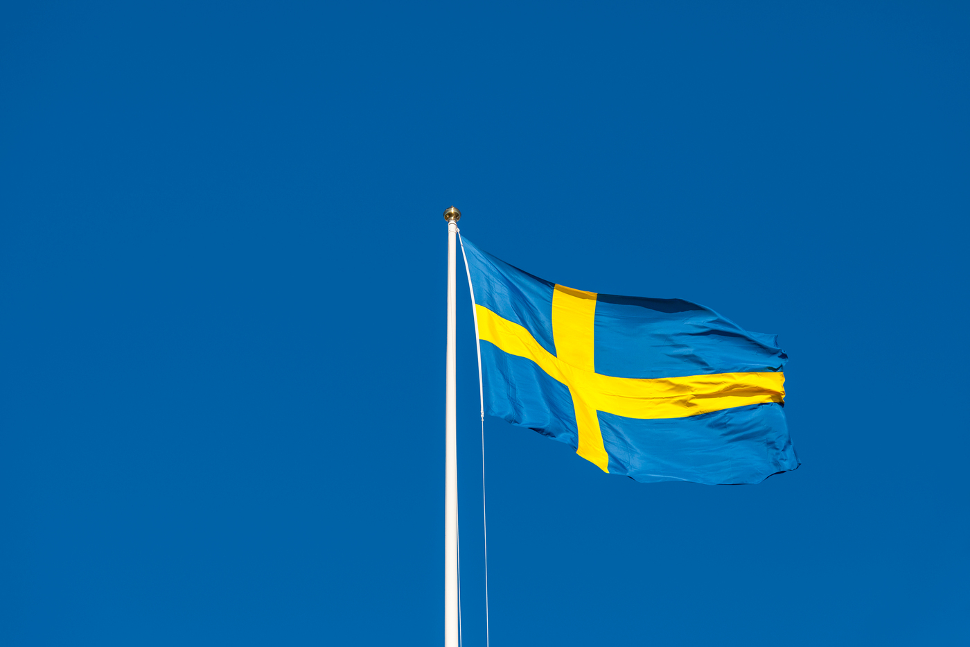 Svenska flaggan mot blå himmel 