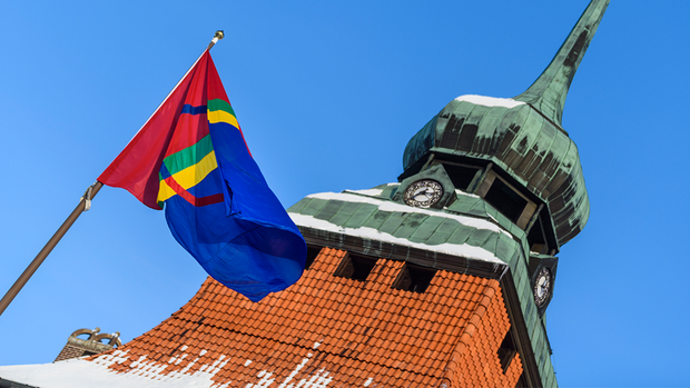 samisk flagga framför rådhuset