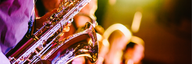 Bilden föreställer ungdomar som spelar brassinstrument.
