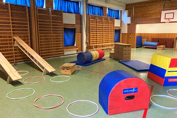 lek iordningställd i en gympasal
