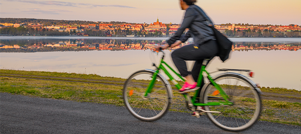 Cyklist i förgrunden med Storsjön och Östersund i bakgrunden
