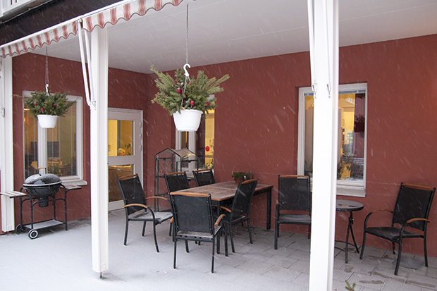 Bild på uteplats med möbler samt grill