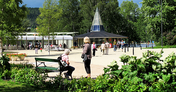 Caféet i Badhusparken i bakgrunden. Gröna växter i förgrunden