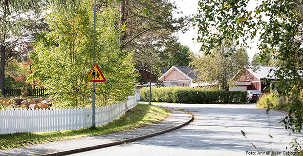 En snirklande gata i villaområde