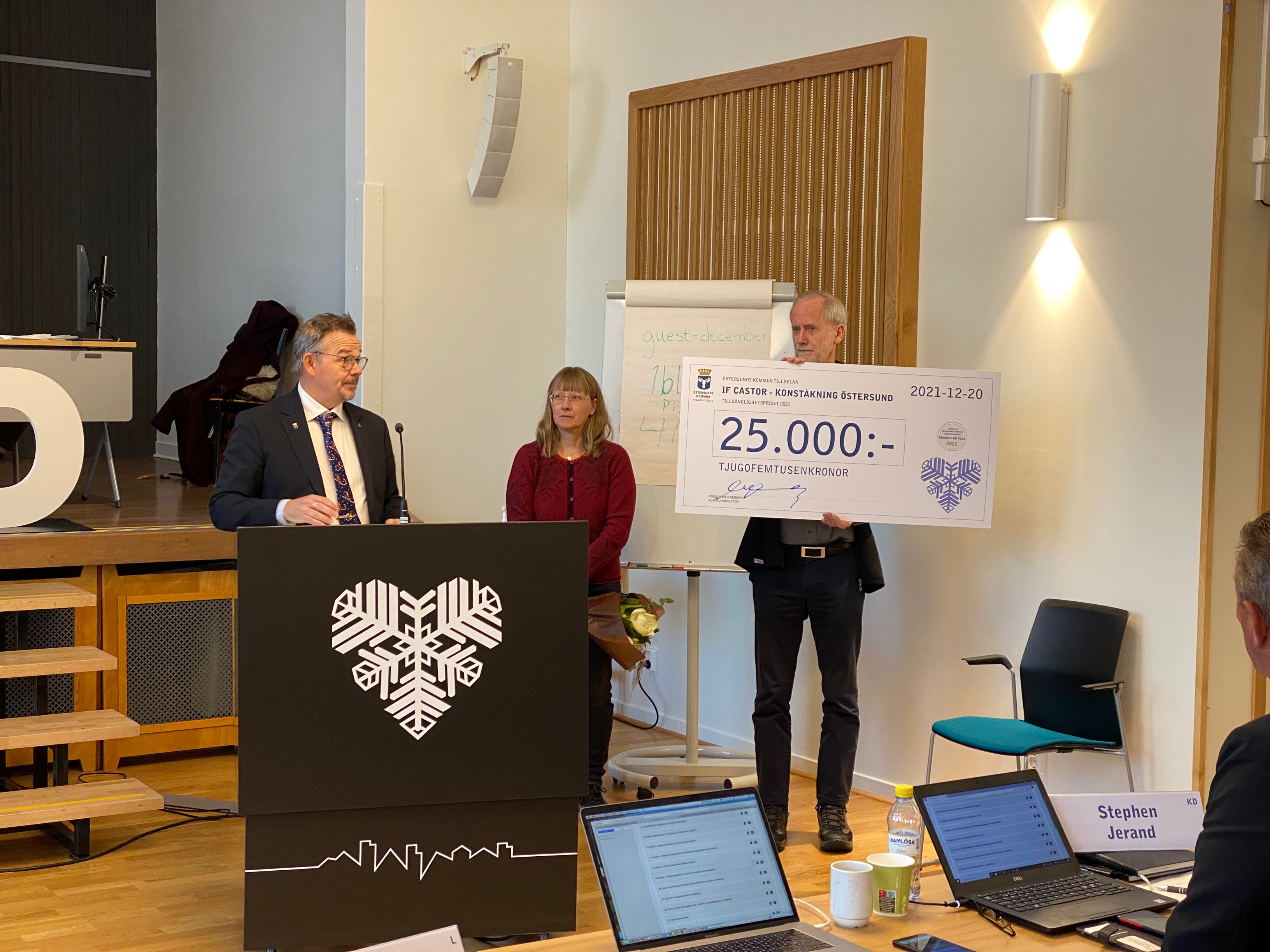 Ledamöter i Tillgänglighetsrådet delar ut årets pris