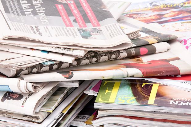 Tidningar av olika slag i en hög