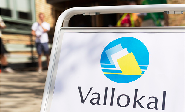 En trottoarpratare med texten Vallokal