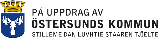 Kommunens logotyp för externa leverantörer med texten "På uppdrag av Östersunds kommun" samt den sydsamiska texten under.