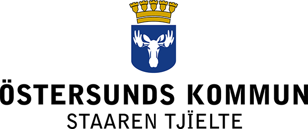 Kommunens centrerade logotyp med vapnet överst och den svenska och sydsamiska texten på två rader under.