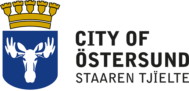 Kommunens logotyp på engelska med texten ”City of Östersund” samt den sydsamiska texten under.