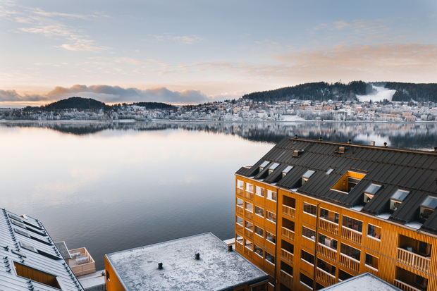 Stadsdelen ligger direkt vid vattnet med vy mot Frösön och Oviksfjällen