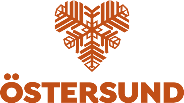 Texten "Östersund" i mörkt orange på en rad med Östersundshjärtat i samma färg ovanför.