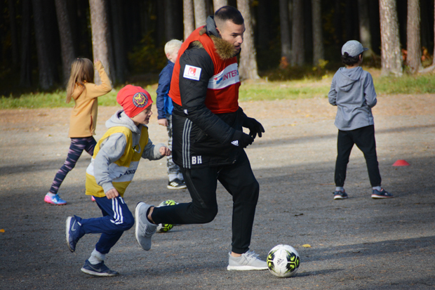 Dino Islamovic dribblar med en tredjeklassare under idrottslektionen.