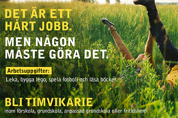 text samt två personer som ligger i gräset