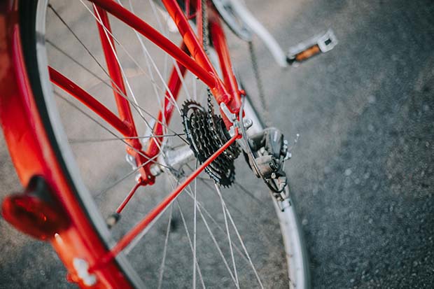 Närbild på röd cykel