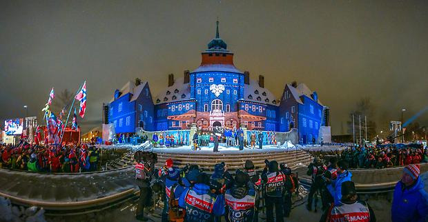 Östersunds rådhus är upplyst i blått