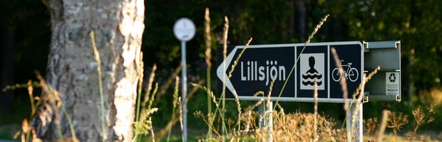 Bild på en skylt som visar vägen till Lillsjöns badplats