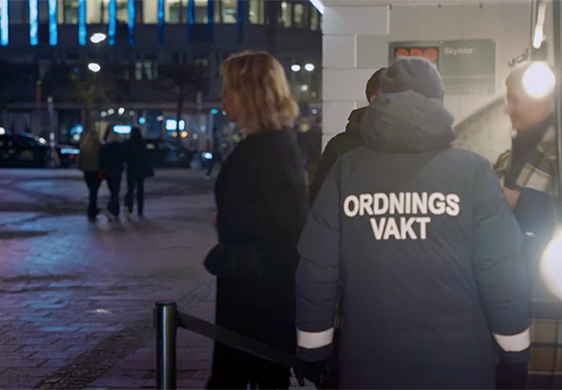 Bild från ett videoklipp, en allmän bild utanför en krog kvällstid. En ordningsvakt och ett par gäster syns.