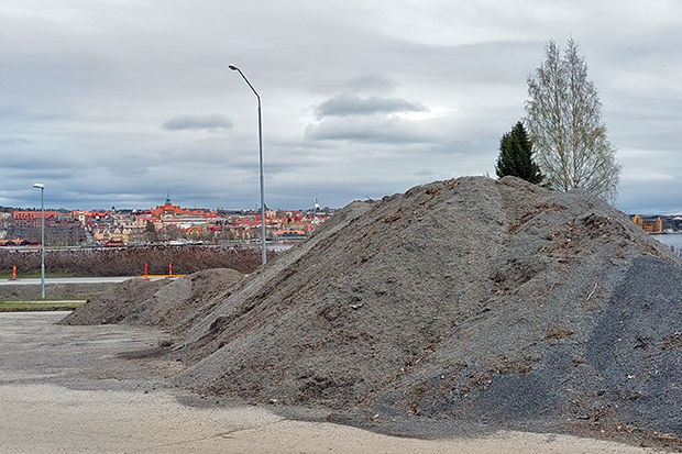 En stor grushög på Frösön med stan i bakgrunden