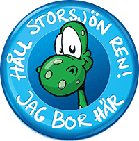 Ett runt märke med Birger i mitten och texten "Håll Storsjön ren! Jag bor här" runtom.