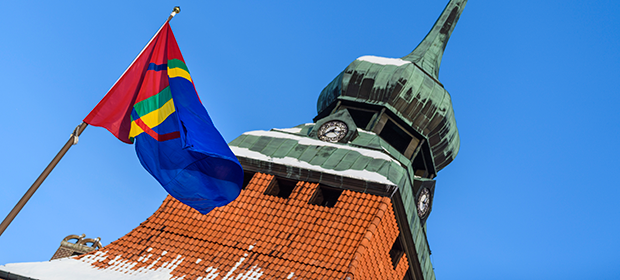 Samisk flagga vajar framför Östersunds rådhus